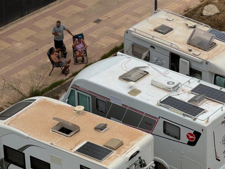 Campamento de autocaravanas en la avenida Ocho de Agosto de Ibiza.