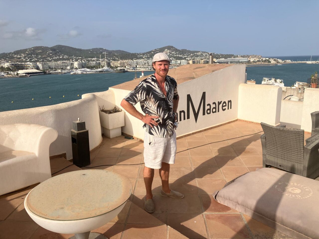 Bernardus Van Maaren, en la terraza de una de las casas que ha comprado y rehabilitado en sa Penya.