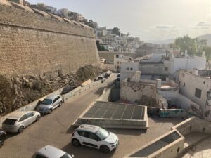 Vista de la muralla desde la terraza de una de las casas de sa Penya.