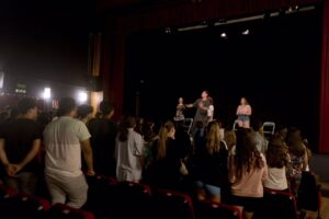 Casi Un Centenar De Escolares De Hu&eacute;tor T&aacute;jar Disfrutan De Una Obra Participativa De Teatro Titulada Yo Decido