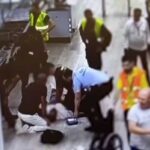 Dos guardias civiles salvan la vida de un turista en el aeropuerto de Barcelona: el video del dram&aacute;tico momento