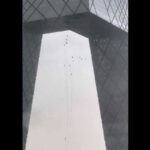 De terror: limpiavidrios quedan colgando en un edificio de Pek&iacute;n a metros de altura