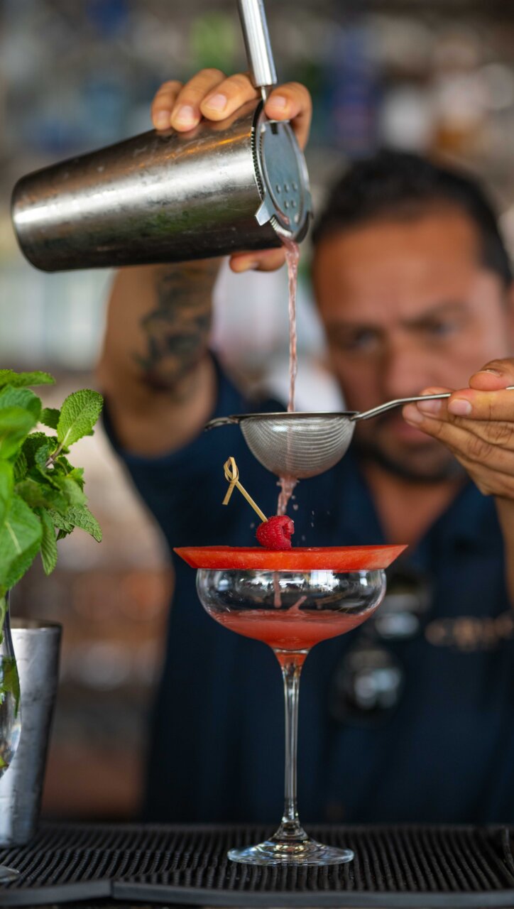 Preparando un cocktail en CBbC Marina Santa Eulària.