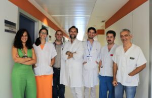Equipo de oncolog&iacute;a. De izquierda a derecha Dra. Sausan Sayed, directora m&eacute;dica, Dra. Blanca S&aacute;nchez, Dr. Urbicio P&eacute;rez, Dr. Carlos Rodr&iacute;guez Franco, jefe de Oncolog&iacute;a m&eacute;dica, Dr. Julio David Linares y Dr. Manel Deiros, subdirector quir&uacute;rgico de asef.