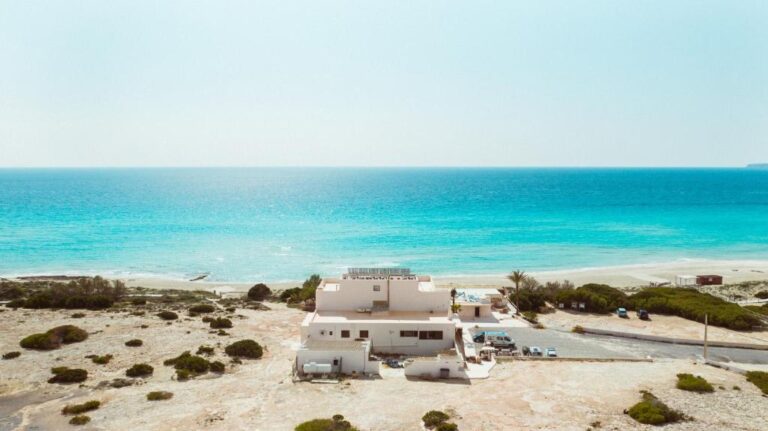 Vista aérea de Casa Pacha, en la playa de Migjorn de Formentera.