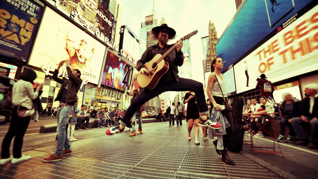 Petruchelli flotando en N.Y. como metáfora de su música.