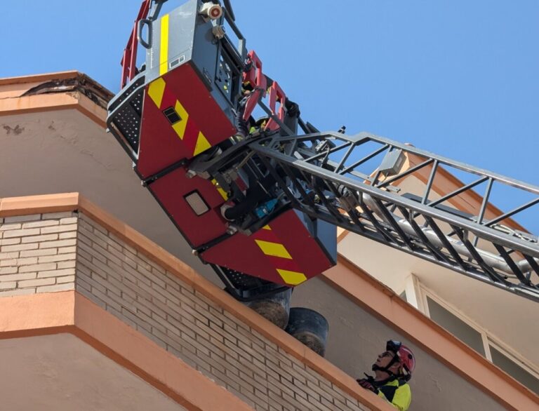 Bomberos trabajando en la cornisa.