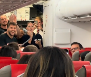 Im&aacute;genes del show dentro del avi&oacute;n.