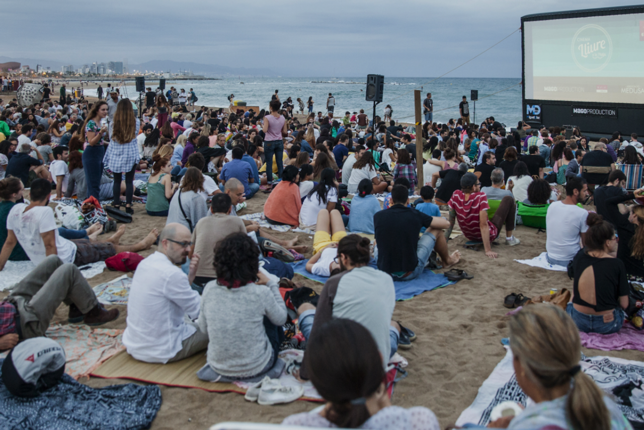 Cinema a la Fresca en Cala Llonga: toda la programación hasta agosto ...