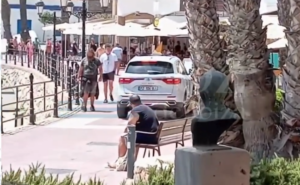 Coche en el paseo mar&iacute;timo de Santa Eul&agrave;ria.