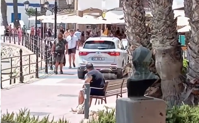 Coche en el paseo marítimo de Santa Eulària.