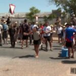 Los desalojados por la fuerza en Can Rova cortan la calle