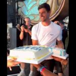 Thibaut Courtois se suma al ‘cake throw’ en sus vacaciones por Ibiza
