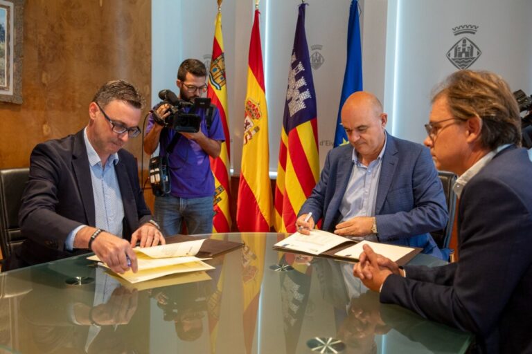 Firma del acuerdo entre el Consell y el Govern.