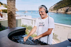 David Oleart en una sesi&oacute;n de Poolside Paradise en Hyde Ibiza