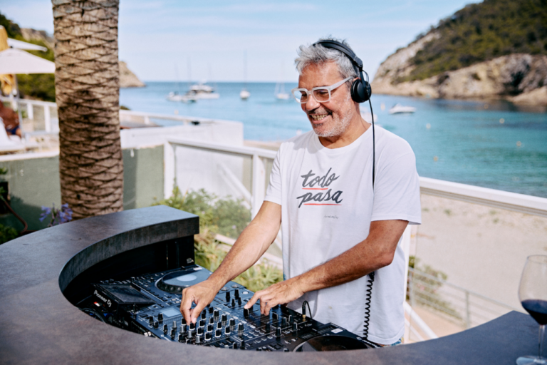 David Oleart en una sesión de Poolside Paradise en Hyde Ibiza