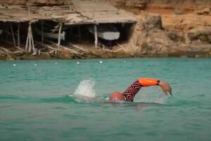 El nadador y entrenador Mart&iacute;n Giacchetta complet&oacute; una odisea de nado en aguas abiertas al nadar 62 kil&oacute;metros alrededor de Formentera para recaudar fondos para pacientes con fibrosis qu&iacute;stica