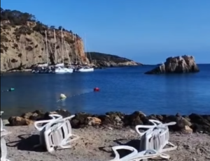 Embarcaciones en Cala Xarraca.