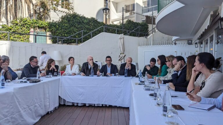 Empresarios hoteleros reunidos con Rafael Triguero.