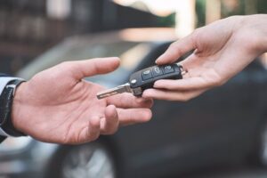 Entrega de llaves de un rent a car.