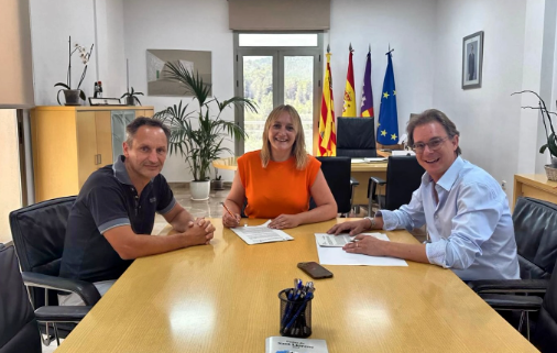 Firma del acuerdo entre el Consell de Ibiza y Sant Joan.