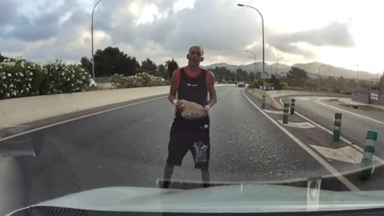 Hombre que atacó al taxi.