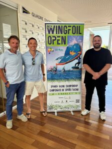 El conseller de Deportes de Sant Antoni, Daniel S&aacute;nchez, el director de la Vuelta Cicloturista y tambi&eacute;n presidente del Club Ciclista Sant Antoni, Juanjo Planells, y el director deportivo del CNSA, Enrique Mas