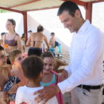 Marcos Serra visita las escuelas de verano y las actividades para mayores de Sant Antoni