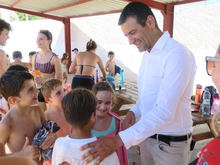 Marcos Serra de visita en las escuelas de verano de Sant Antoni.