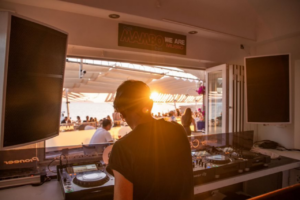 La cabina de Caf&eacute; Mambo d&oacute;nde tocar&aacute; la persona ganadora del concurso (Foto P&aacute;gina Web de Caf&eacute; Mambo)