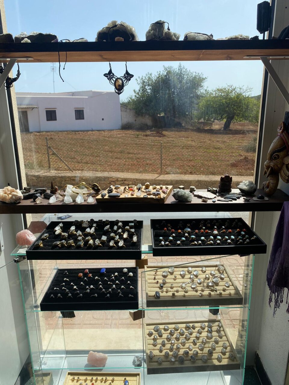 Las piedras con acceso al sol lista para cargarse y brillar.