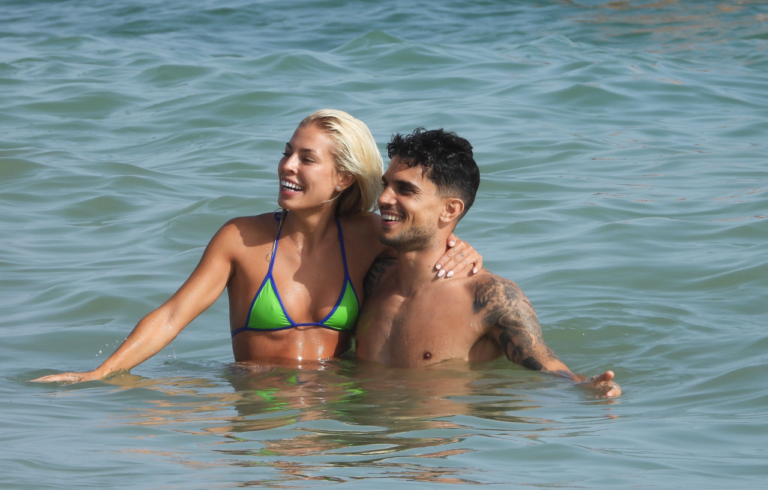 Marc Bartra y Jessica Goicoechea.