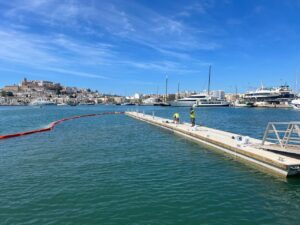 Nuevo pantal&aacute;n flotante en el puerto de Ibiza.