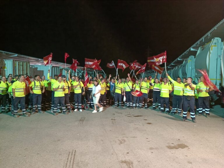 Trabajadores de basuras celebran el acuerdo y levantan la huelga.