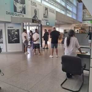 Taxistas piratas captando clientes en el aeropuerto de Ibiza.