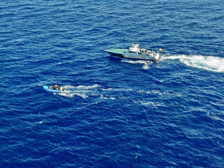 Patera interceptada por la Guardia Civil.