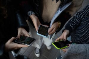 Personas utilizando el tel&eacute;fono m&oacute;vil