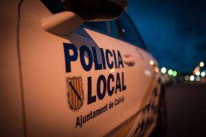 Polic&iacute;a Local de Calvi&agrave;.