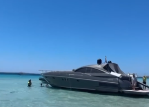 Embarcaci&oacute;n desencallada de s&rsquo;Espalmador. Imagen: 'Exponiendo a Ibiza'