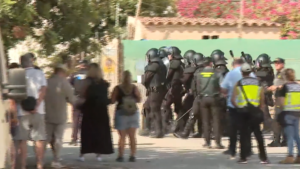 Polic&iacute;a entrando al desalojo en Can Rova. Foto: IB3.