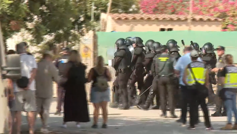 Policía entrando al desalojo en Can Rova. Foto: IB3.