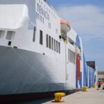 Retiran los veh&iacute;culos de la bodega del barco incendiado al norte de Ibiza