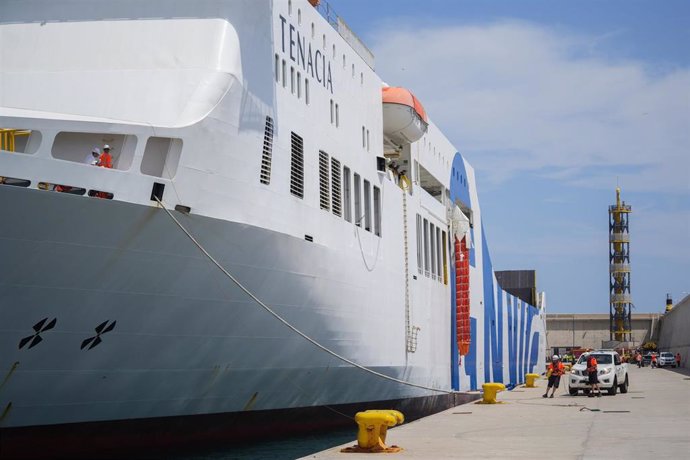 Tenacia, buque de la naviera GNV, en Valencia