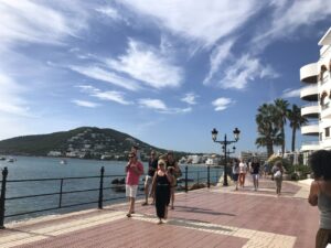 Turistas caminando por Ibiza
