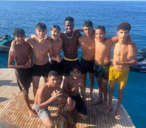 Vinicius Jr y futbolistas juveniles de la SD Formentera