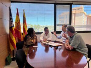 Reuni&oacute;n entre Marta Vidal y Rafa Triguero para la cesi&oacute;n de terrenos.
