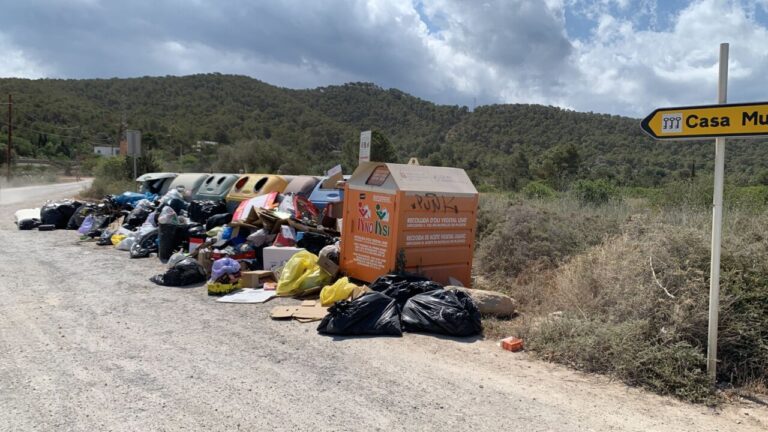 Basura acumulada en la carretera de ses Salines.