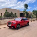 Rolls-Royce presenta su nuevo SUV de lujo en Ibiza: por qu&eacute; eligi&oacute; la isla, precio y v&iacute;deo de la prueba de conducci&oacute;n del Cullinan