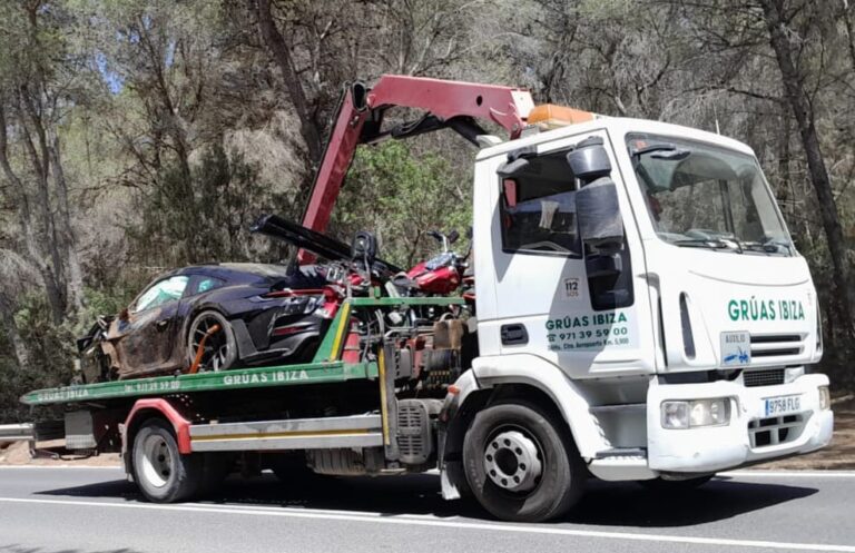 La moto y el coche arriba de una unidad de Gruas Ibiza.