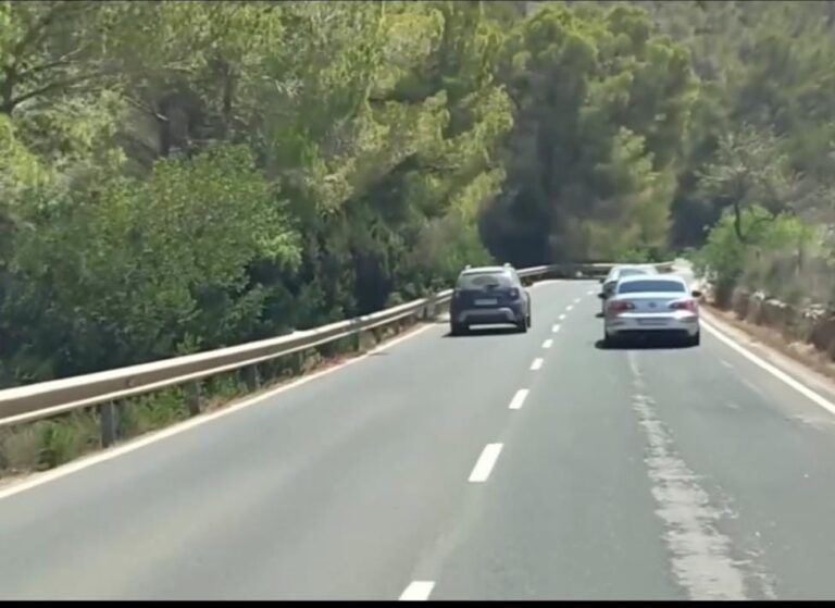 Coche que realiza maniobras peligrosas.